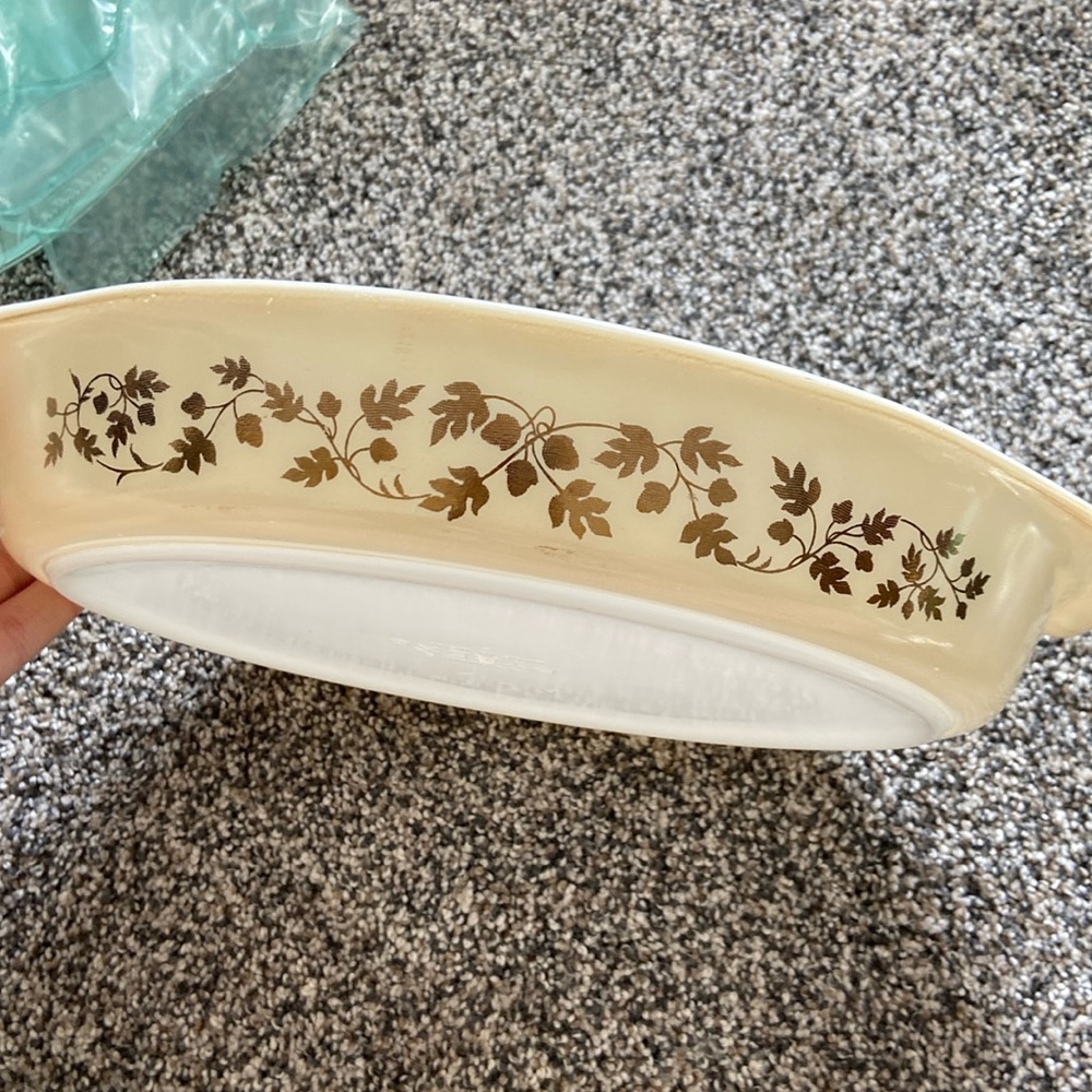 Vintage Pyrex Gold Leaf Casserole Dish 1.5 Quart 12.5"